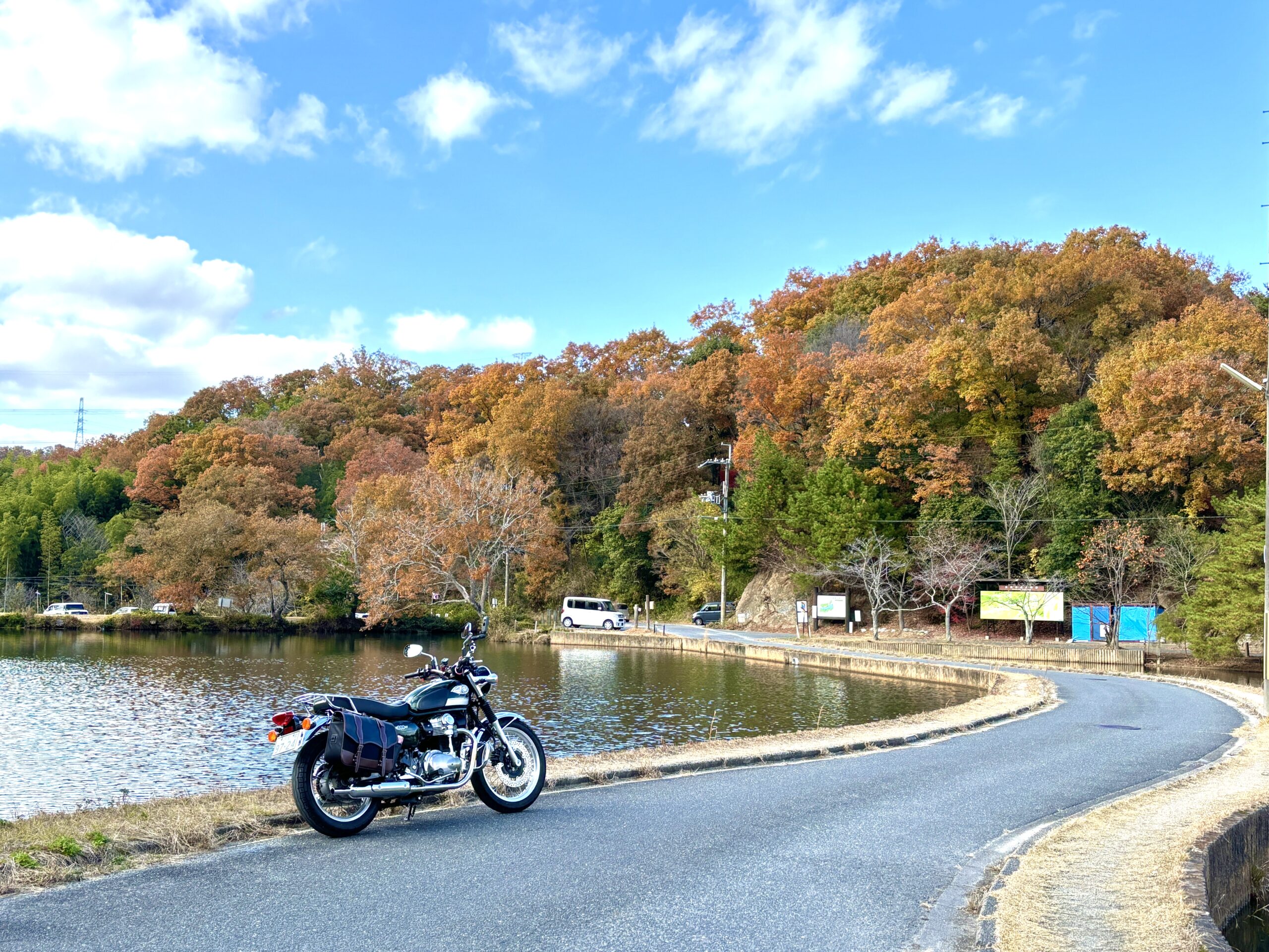生駒くろんど池とW800
