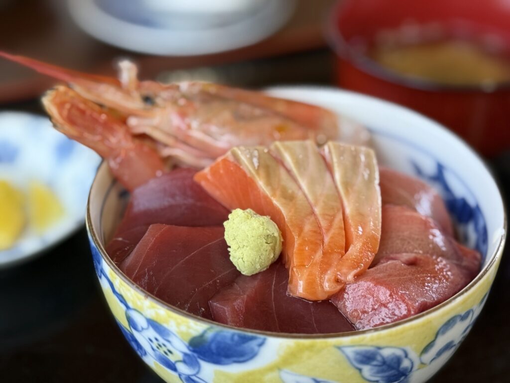 大間崎あけみちゃん号の海鮮丼。