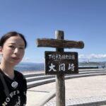 青森県大間崎にある「ここ本州最北端の地」の碑と津軽海峡