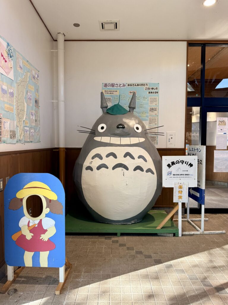 道の駅さとみにあるトトロとメイ。