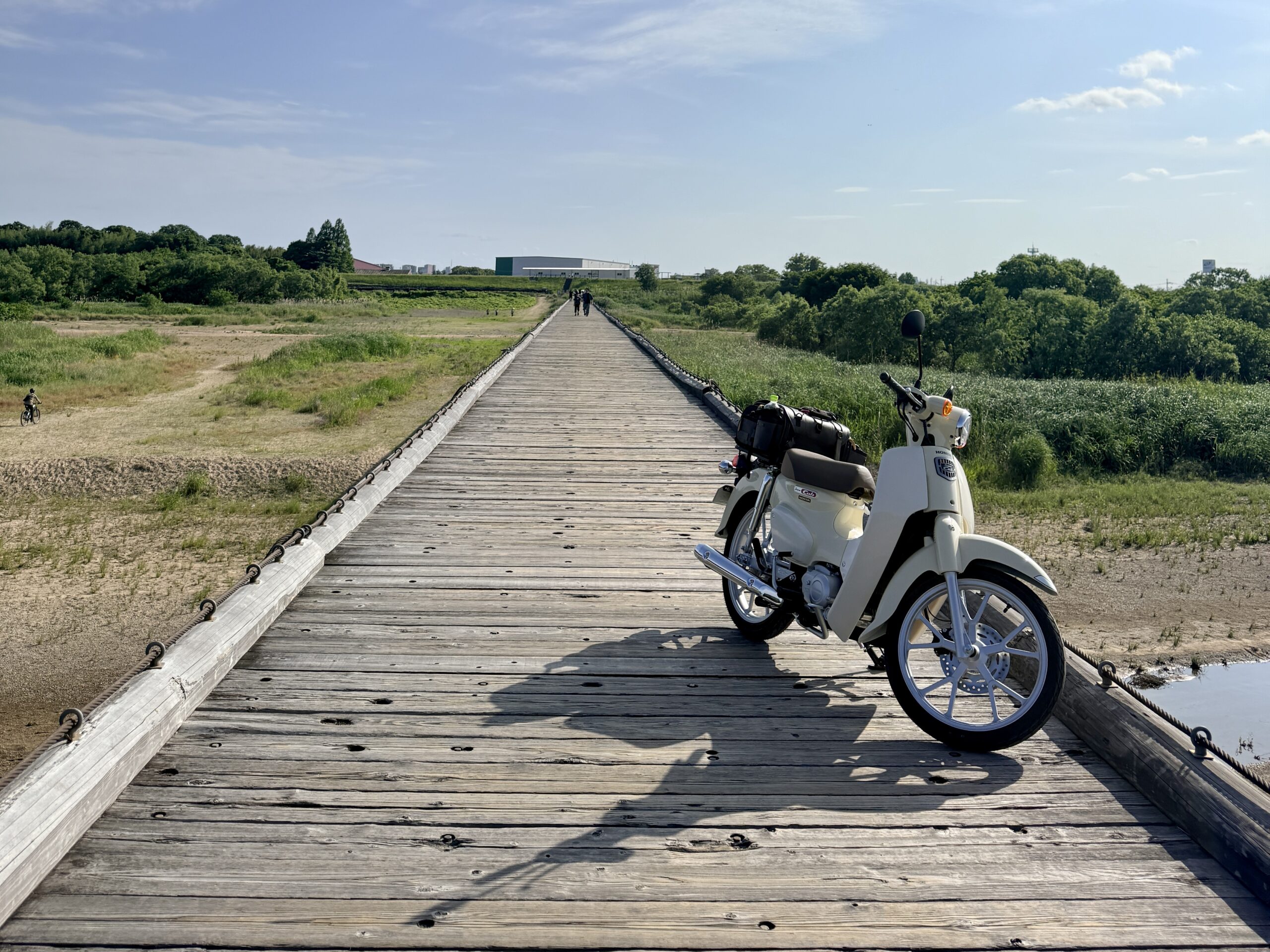京都八幡市、流れ橋とHONDAスーパーカブ110バージンベージュ