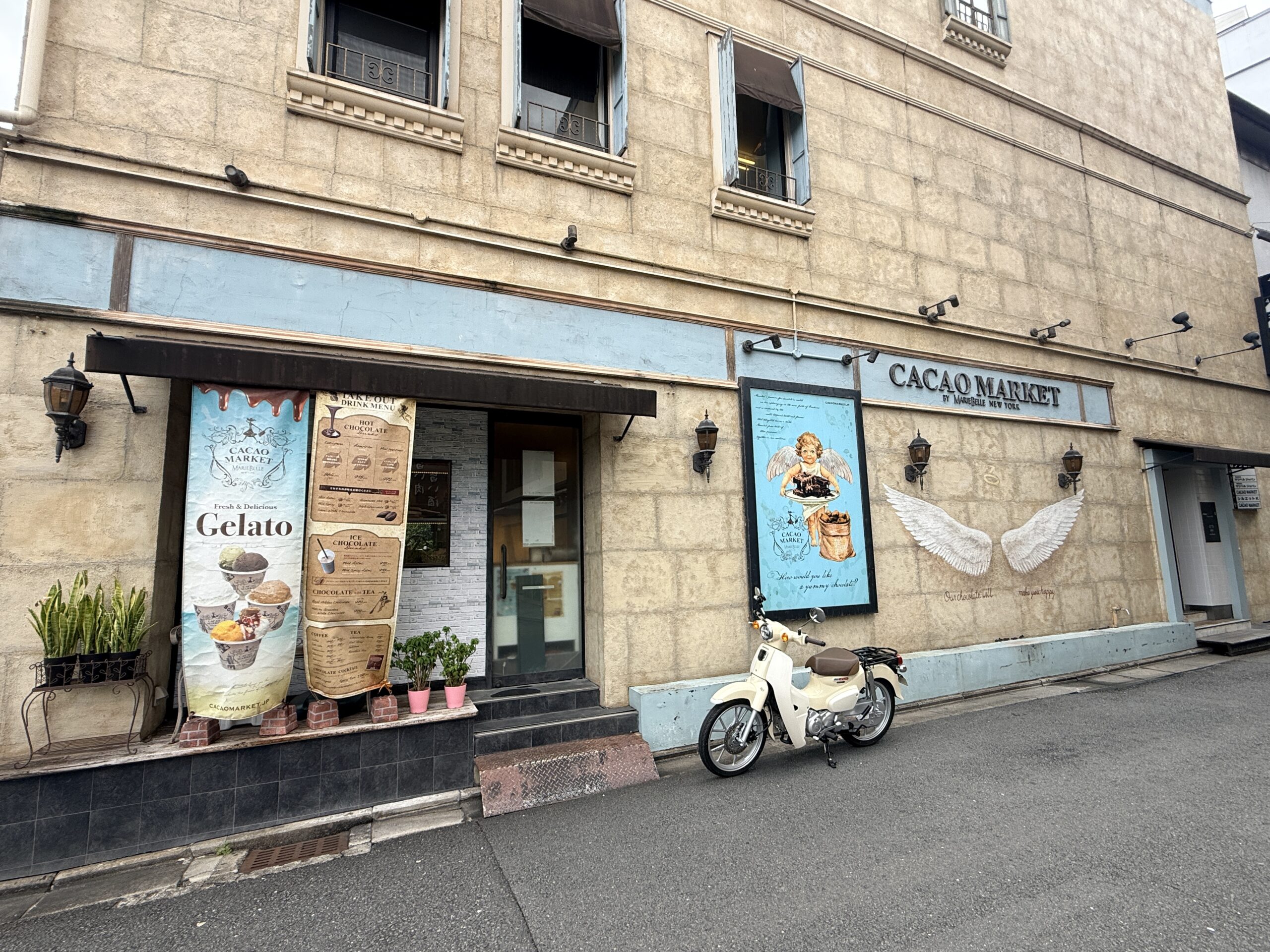 京都CACAO MARKETの前でHONDAスーパーカブ110バージンベージュ。