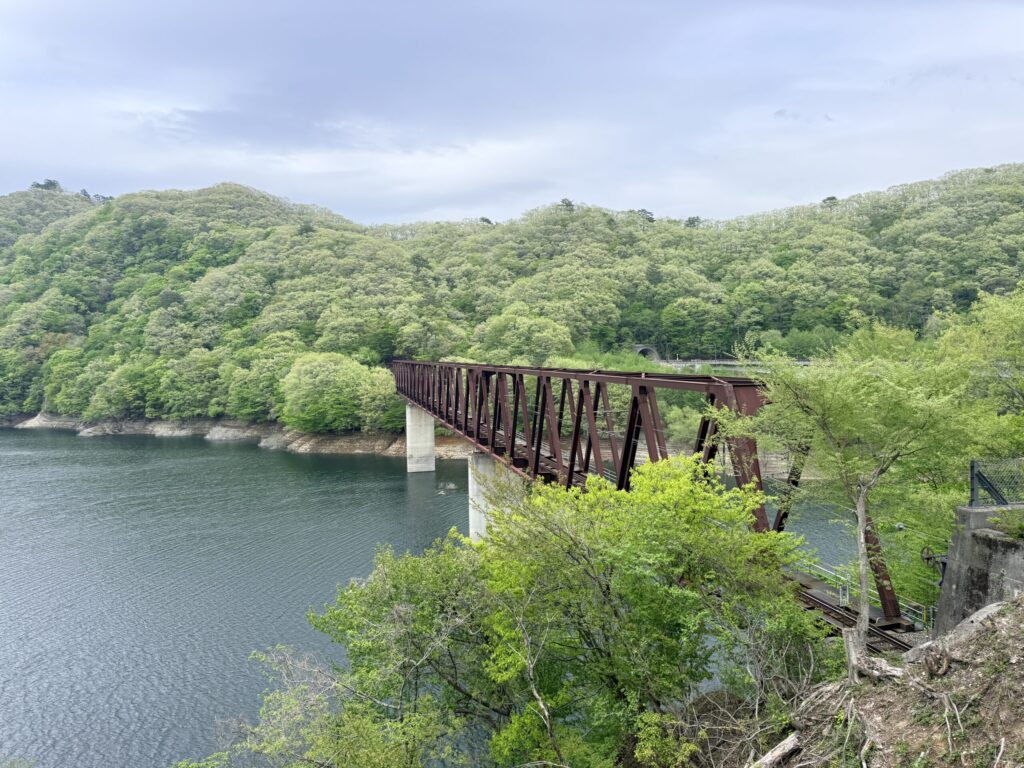 湯西川温泉駅に続く鉄橋
